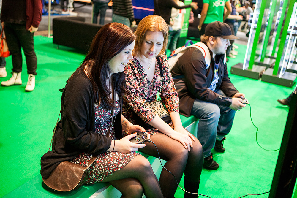 NinjaBrite & MissDeluxe playing Xbox One at Gamex / Comiccon 2014 Gamex-Comiccon-Geeky-Gals-Gaming