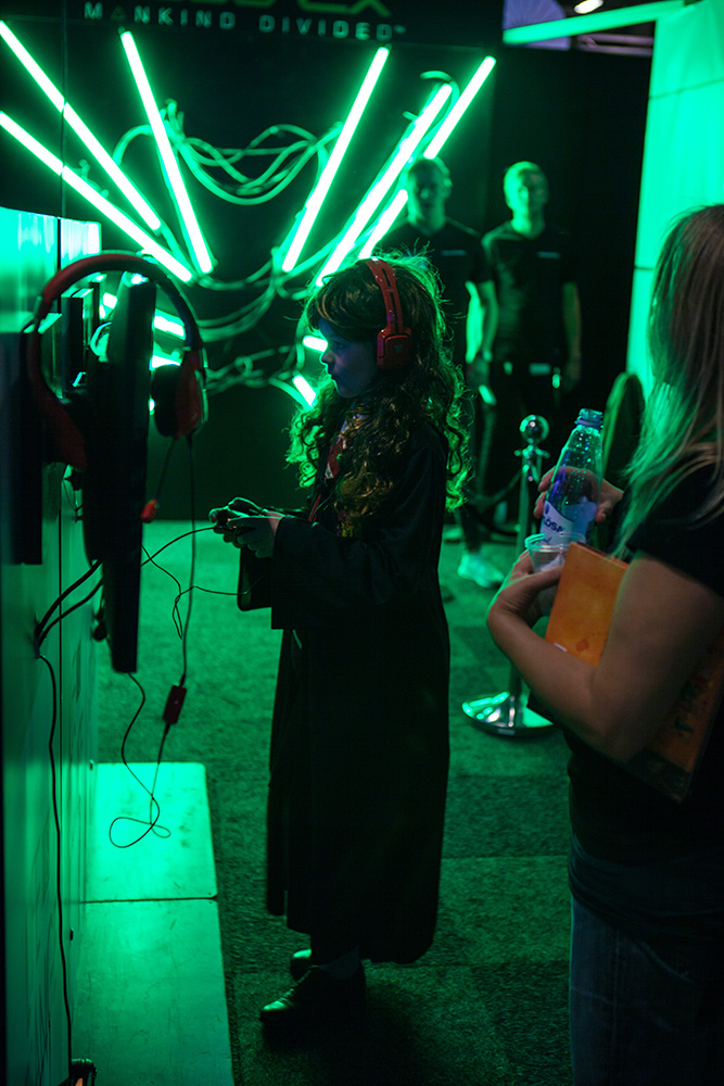 Hogwarts girl gaming at Comic Con Malmö 2015