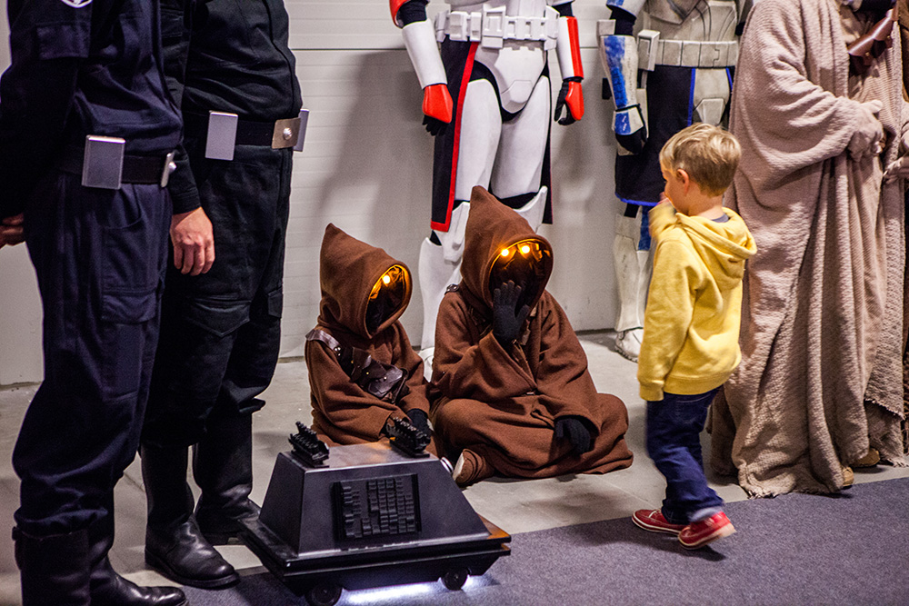 Adorable Jawa cosplay!!