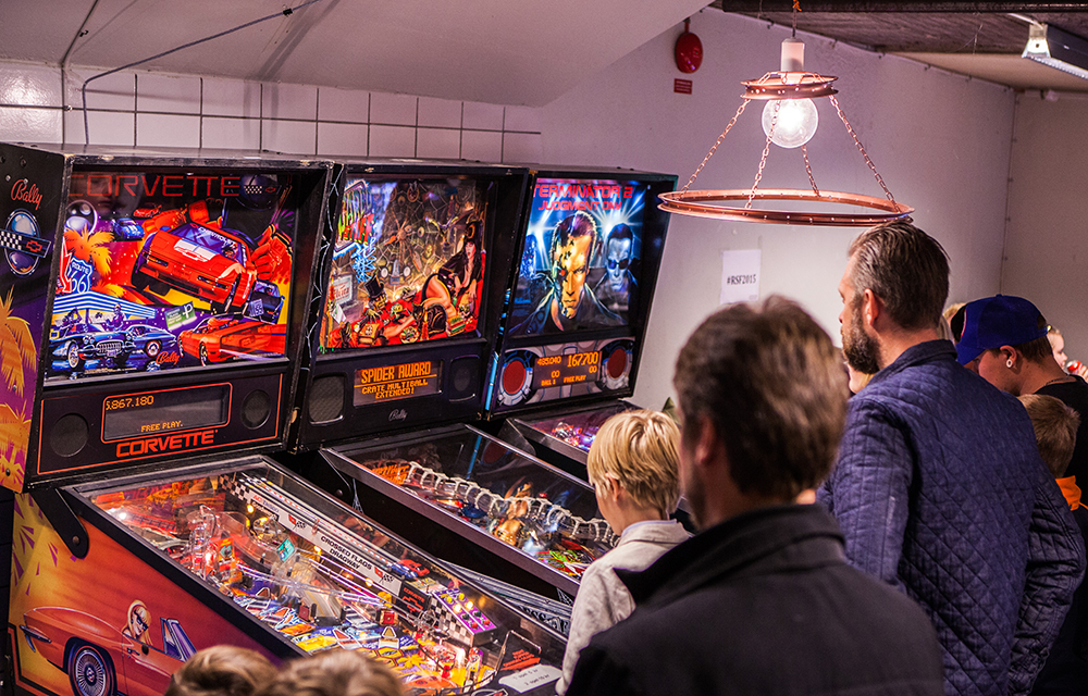 People playing pinball at Retrospelsfestivalen 2015