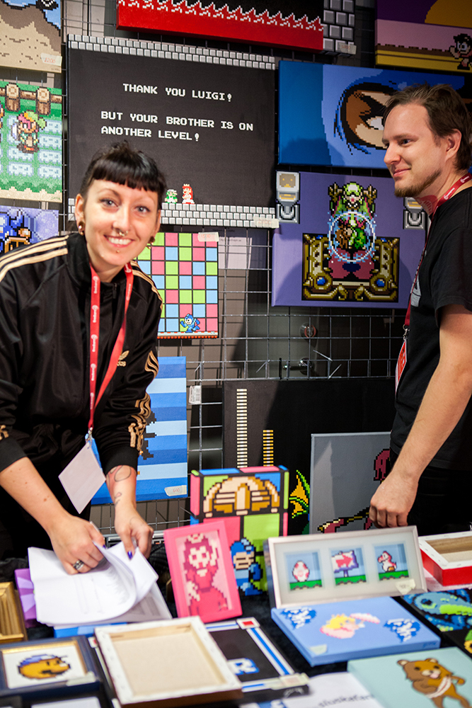 Sara & Sluskafan selling painting