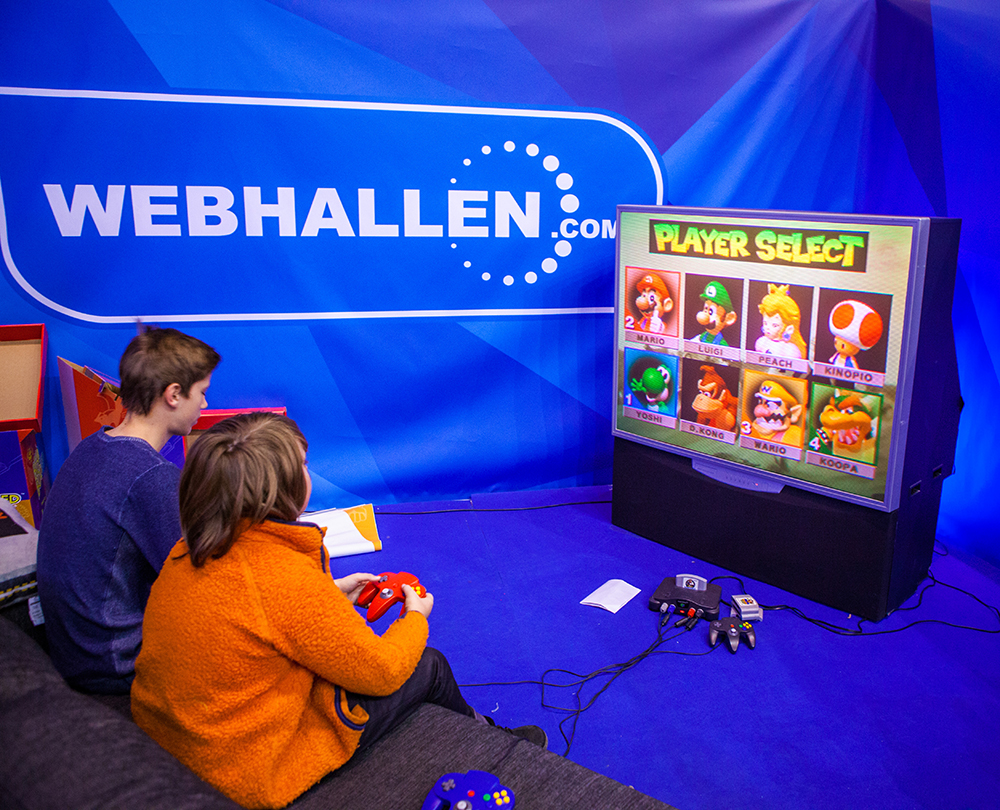 Kids playing N64