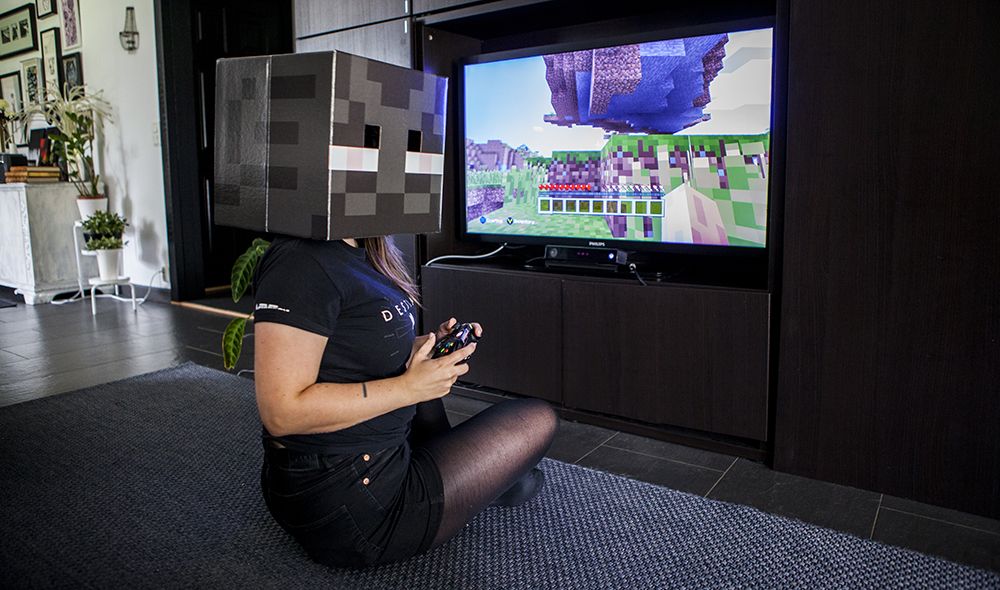 Enderman playing Minecraft