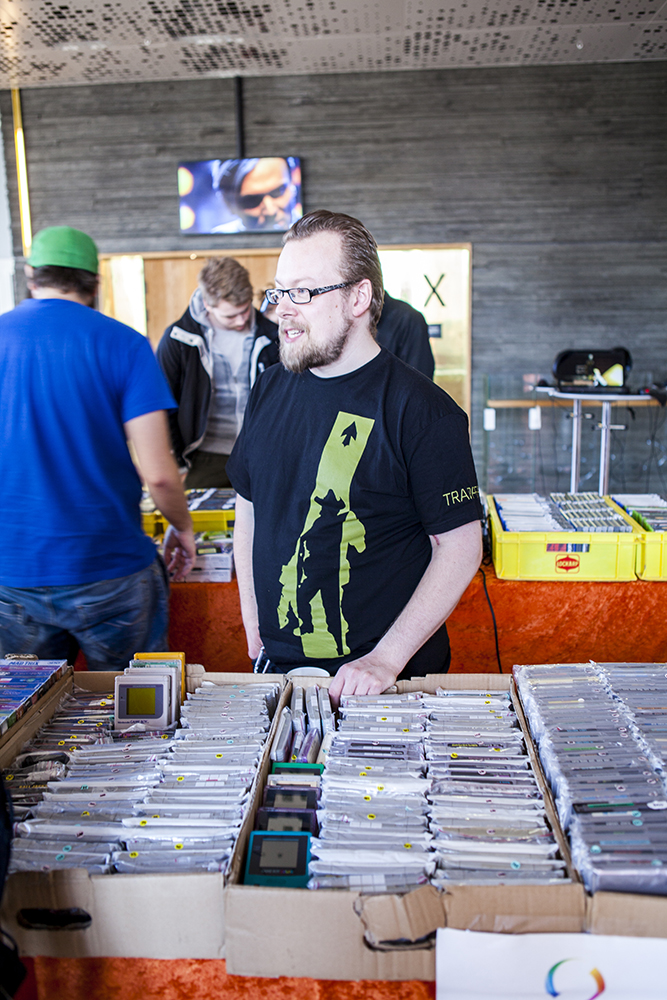 Joystick 8.0 - Andreas selling some retro games