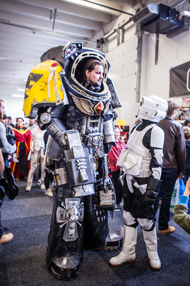 Warhammer and Scout trooper - Sci-Fi World