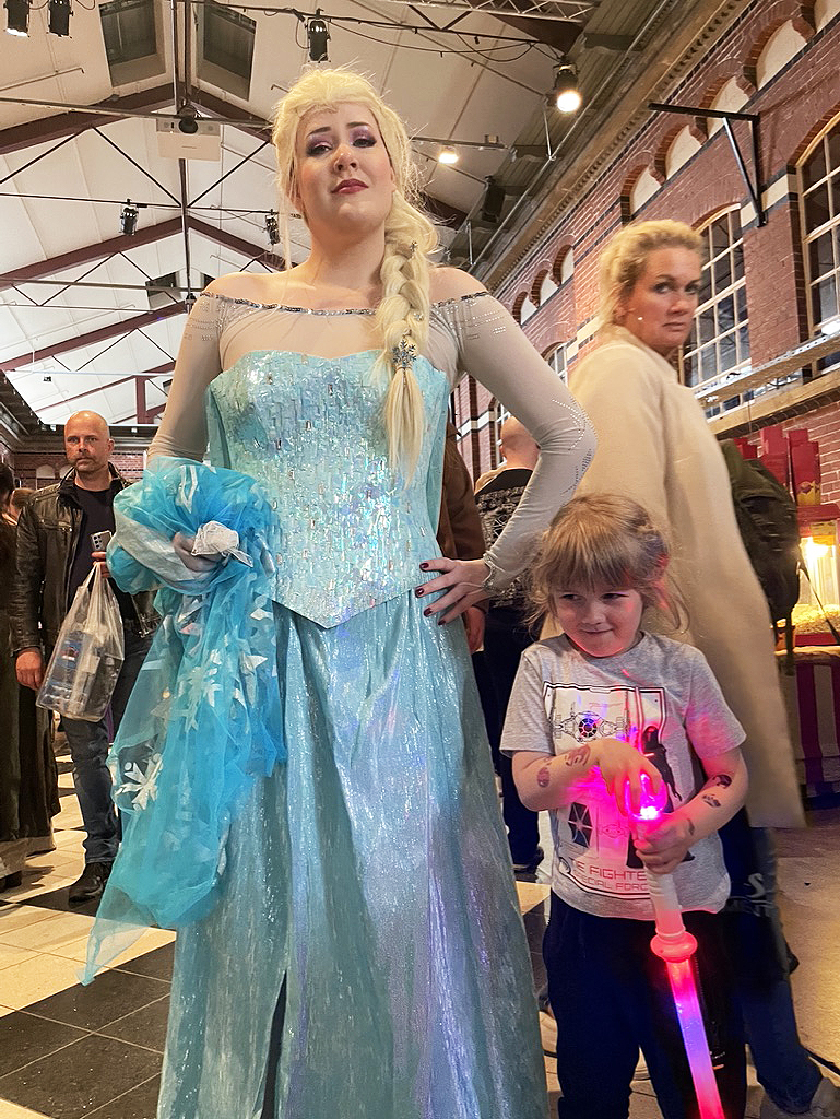 Frozen Elsa cosplayer